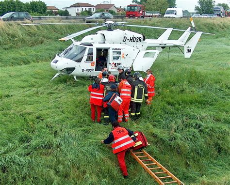 Grave Incidente Nel Giorno Di Santo Stefano Auto Fuori Strada Morta