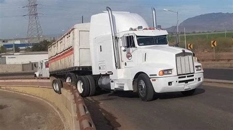 Diario del Yaqui Tráiler sufre aparatoso percance sobre puente de la 300