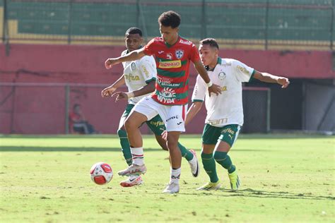 Palmeiras busca empate no fim contra a Portuguesa e segue líder do