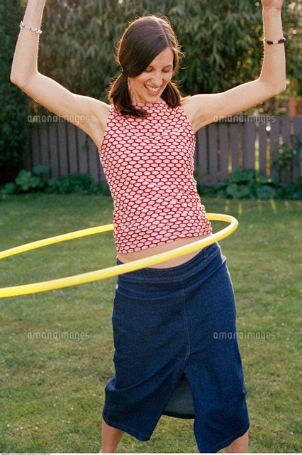 Pregnant Woman Using Hula Hoop[20025185960]の写真素材・イラスト素材｜アマナイメージズ