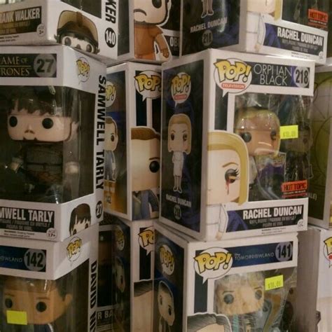 Hot Topic Clothing Store In Bakersfield