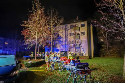 Kellerbrand in Mehrfamilienhaus Feuerwehr rettet Bewohner über Leitern