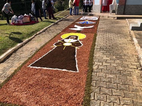 Fotos Celebra Es E Montagem Dos Tapetes De Corpus Christi Re Nem