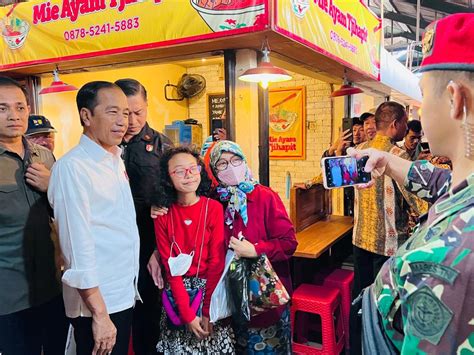 Foto Momen Presiden Sambangi Warung Nasi Legendaris Bu Eha Di Pasar