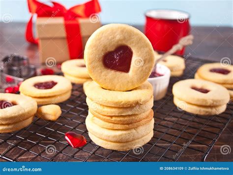 Cookies Traditionnels En Forme De Coeur De Linzer Avec De La Confiture