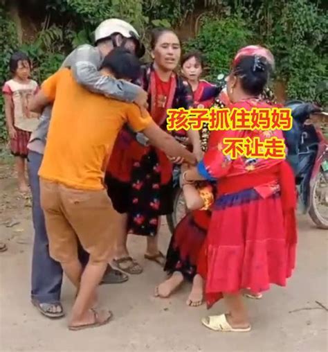 母亲改嫁被新丈夫接走，孩子拽着妈妈手不放：这一别可能就是永远 腾讯新闻