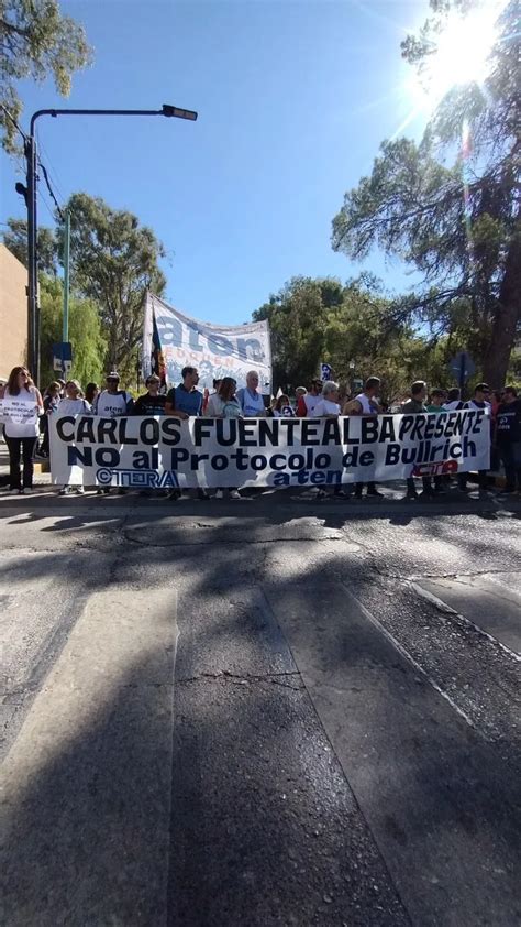 Docentes Rionegrinos Presentes En La Marcha Por Fuentealba En Neuqu N