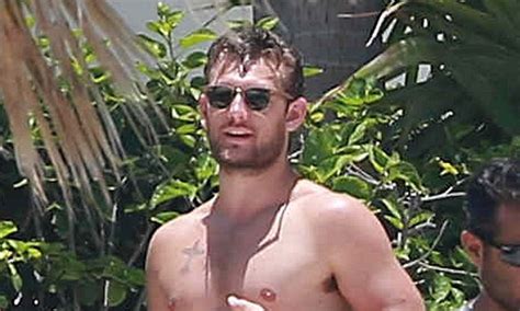 Magic Mike Alex Pettyfer Flexes His Muscles On Vacation In Mexico