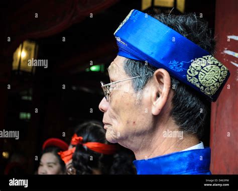 Hombre Con Traje Tradicional Vietnamita Y Headware Fotografía De Stock