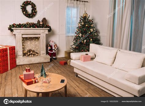 Empty Room With Christmas Tree — Stock Photo © Alexnazaruk 165225250
