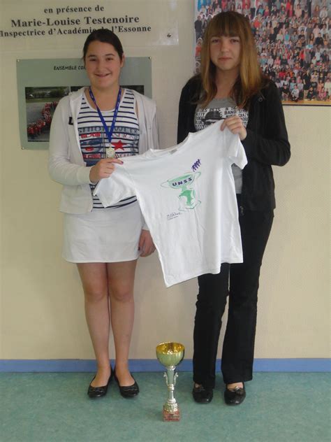 Melina Et Laurie Championnes De L Essonne De Badminton Coll Ge