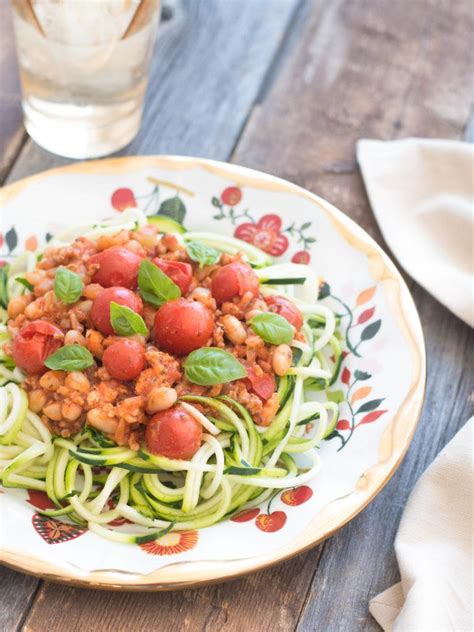 Nouilles de courgettes à litalienne sauce haricots blancs dinde et