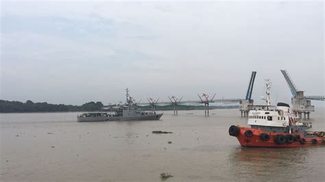 Otro barco chocó contra estructura del puente de la isla Santay