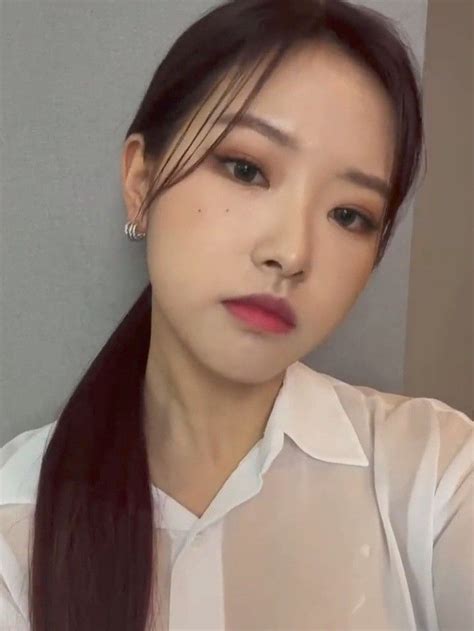 Loona Olivia Hye Selca In Olivia Hye Olivia Girl Group