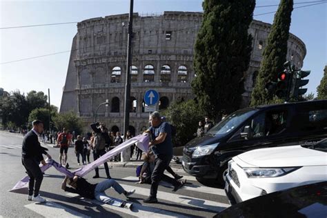 Roma Attivisti Clima Bloccano Traffico In Zona Colosseo