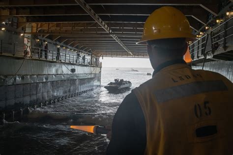 Dvids Images 15th Meu Acvs Embark Uss Harpers Ferry For Integrated Training [image 4 Of 4]