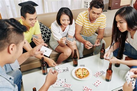 Amigos Jugando A Las Cartas En Casa Foto Premium