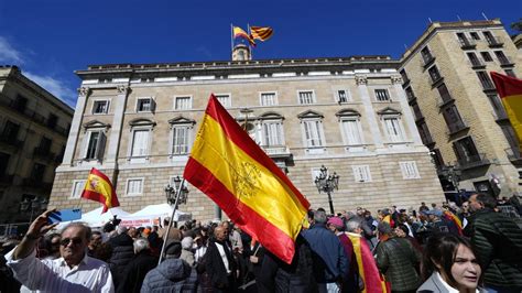 Medio millar de personas se manifiestan en Barcelona contra la amnistía