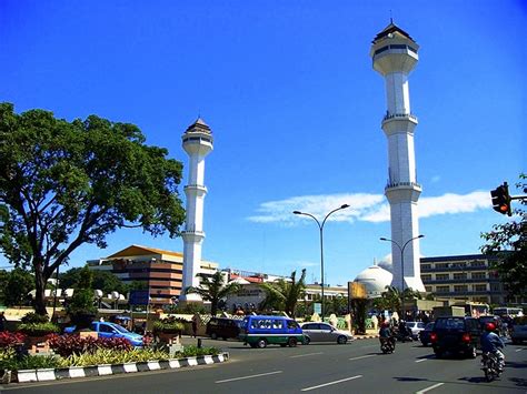 Libur Panjang Wisatawan Padati Alun Alun Kota Bandung