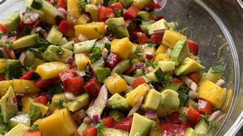 Dieser einfache Mango Avocado Salat à la Elvira bringt den Sommer zurück