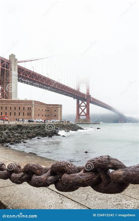 Hermosa Y Antigua Valla De La Cadena De Eslabones En El Puente De La