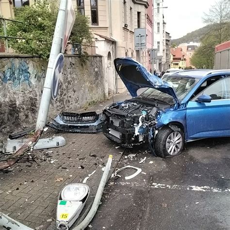 Hasiči v Ústí zasahovali u dopravní nehody Osobní auto narazilo