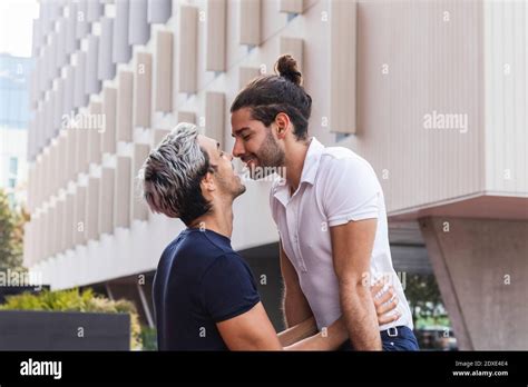 Homme Souriant Regardant Le Partenaire Gay Tout En S Embrassant Contre