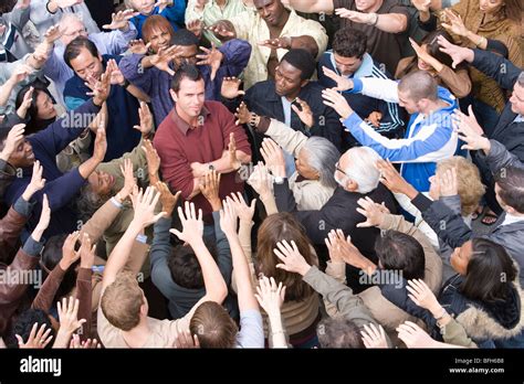 Jeune homme entouré par la foule Photo Stock Alamy