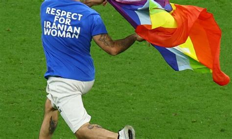 Espontáneo con bandera gay invadió cancha del Portugal Uruguay en el Mundial Con Acento