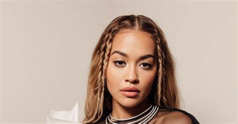 FOTO Rita Ora shfaqet me fustan të tejdukshëm dhe pa të brendshme në