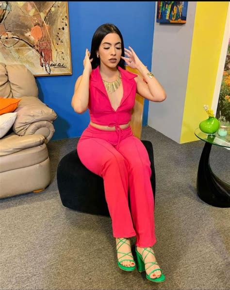 La Cantante Venezolana Lorena González Presentó Más Que Un Vallenato