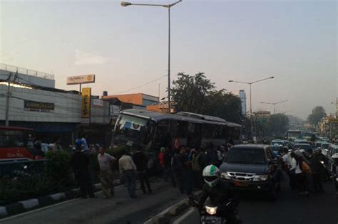 Transjakarta Tersangkut Di Jalur Busway Otista