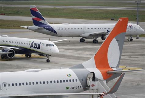 Avião da Latam sai da pista em Florianópolis e aeroporto é fechado