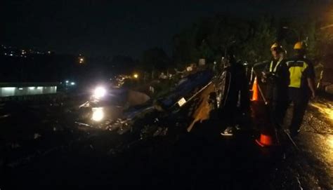 Hujan Deras Tebing Di Jalan Raya Batutulis Longsor