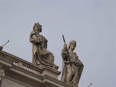 Basílica de san pedro roma detalle de la estatua en el techo de las