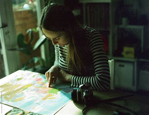 A Beautiful Woman Planning A Trip With A Map Del Colaborador De