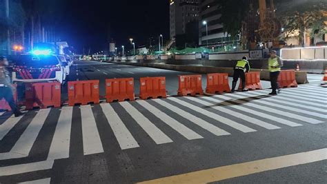 Polisi Pasang Barikade Tutup Akses Ke Kawasan Patung Kuda Monas