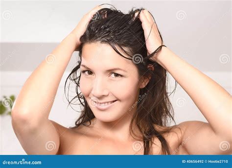 Belle Jeune Femme Avec Les Cheveux Humides Sains Photo Stock Image Du