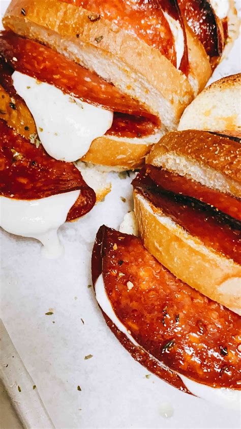 Pull Apart Bread With Pepperoni And Mozzarella