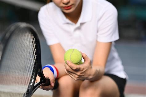 Tenista Joven Pensativa Sosteniendo Raqueta De Pelota Sentada En El