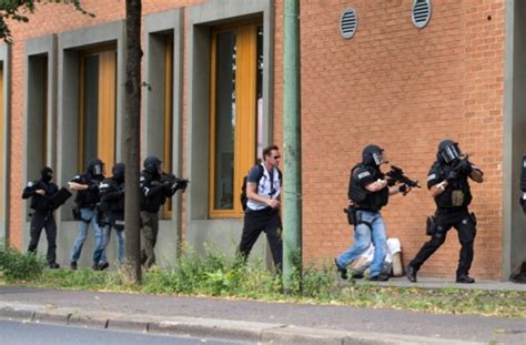 Polizei Probt Amoklauf An Einer Schule