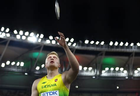 Discus thrower Alekna shatters longest-standing men's world record