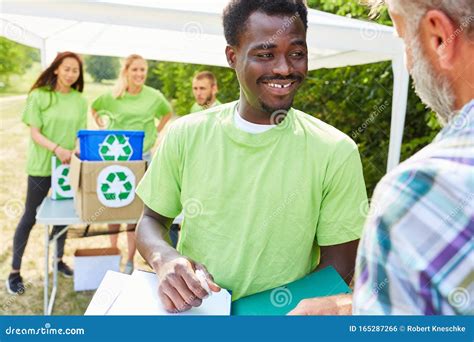 Los Ambientalistas En El Trabajo Voluntario Hacen Publicidad Foto De