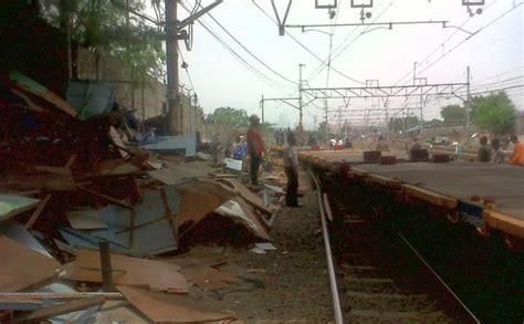 Pt Kai Bongkar Bangunan Liar Di Stasiun Tanah Abang Wartakotalive