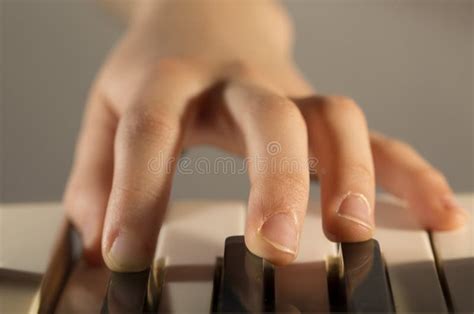 Mano Del Pianista Con El Anillo En El Piano Imagen De Archivo Imagen