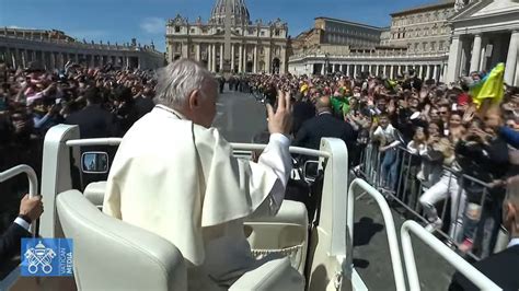 Jeunes Autour Du Pape Fran Ois Place Saint Pierre Portail