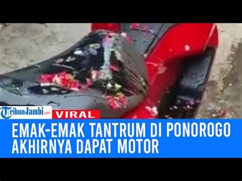 Emak Emak Tantrum Di Ponorogo Akhirnya Dapat Motor Langsung Dimandikan