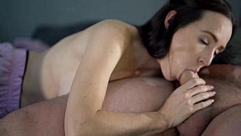 Une Brune Aux Yeux Bleus Suce Une Grosse Bite Et Avale Du Sperme XVIDEOS