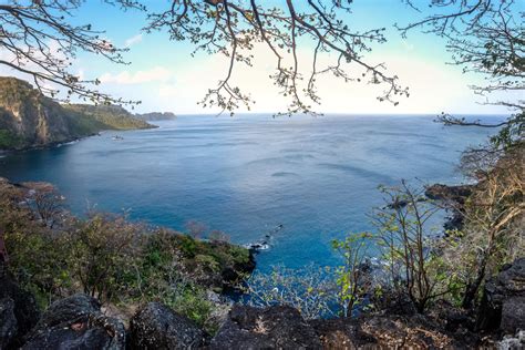 Baía dos Golfinhos Hiking Tour from Fernando de Noronha