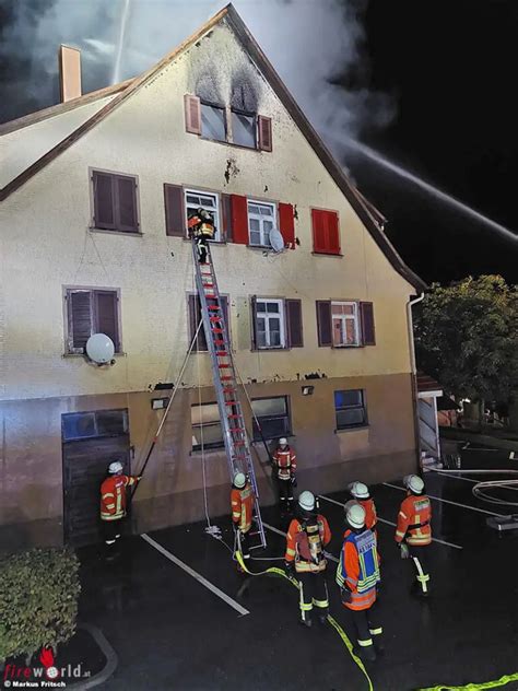 D Feuerwehr Rettet Sieben Menschen Aus Brennendem Wohnhaus In